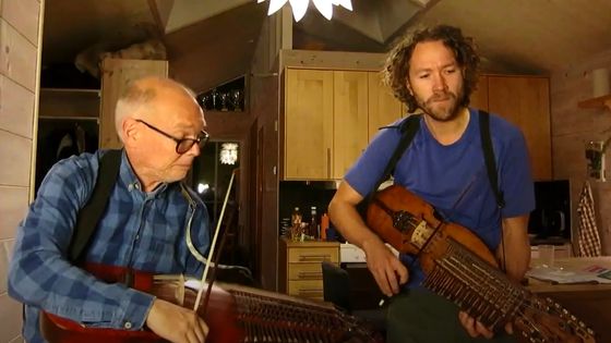Erik Rydvall et Torbjörn Näsbom jouent de la nyckelharpa