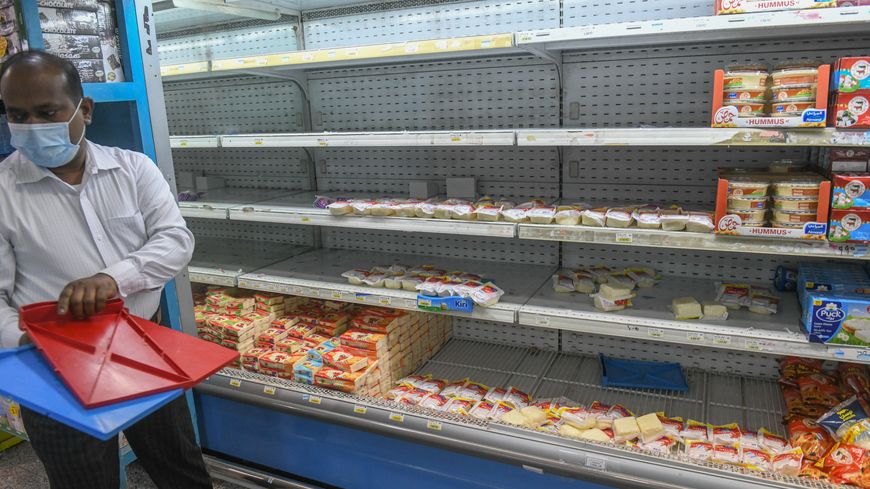 Étagères produits laitiers partiellement vides d'un supermarché au Koweit suite au boycott des produits français, le 24/10/2020 (Jaber Abdulkhaleg / Anadolu Agency via AFP)