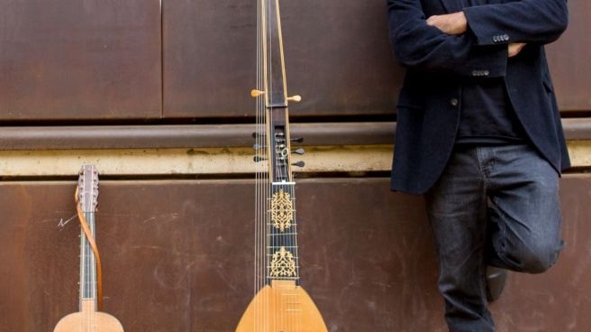 Xavier Diaz-Latorre avec son théorbe et sa guitare baroque