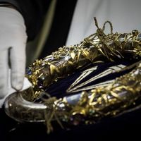 Un prêtre essuie La Sainte Couronne (appelée aussi couronne d'épines), une relique de la Passion du Christ (Cathédrale Notre-Dame de Paris le 14 avril 2017)