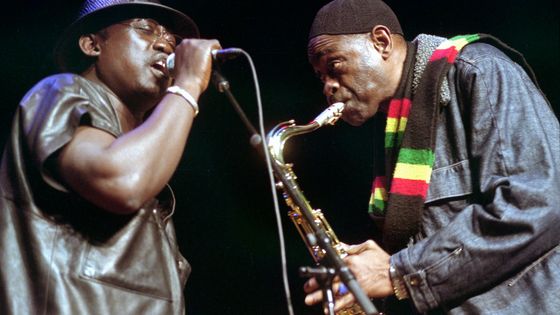 L'Orchestra Baobab en concert en avril 2004 avec ici sur la photo : Rudy Gomis à gauche et Issa Cissokho. ©Getty - Hiroyuki Ito