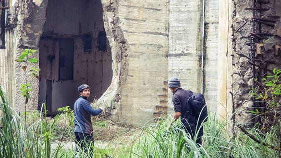 Il faut voyager léger pour les explorations urbaines. L'accès aux sites abandonnés est souvent difficile, c'est ce qui rend l'aventure enthousiasmante pour les adeptes de l'urbex. ©Radio France - Antoine Giniaux