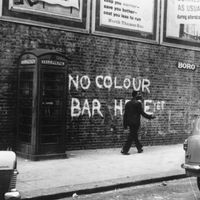 vers 1959, une rue de Notting Hill, où des émeutes raciales avaient récemment eu lieu.