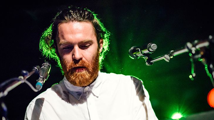 Chet Faker sur scène en 2014 à Berlin (Stefan Hoederath/Redferns)