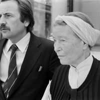 Régis Debray et Simone de Beauvoir quittent le Palais de l'Elysée après une rencontre avec le président François Mitterrand, 14 septembre 1982.
