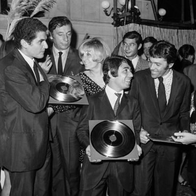Disque de platine pour 'Un homme et une femme' avec Claude Lelouch, Yves Montand, Nicole Croisille, Francis Lai et Pierre Barouh le 14 septembre 1967.
