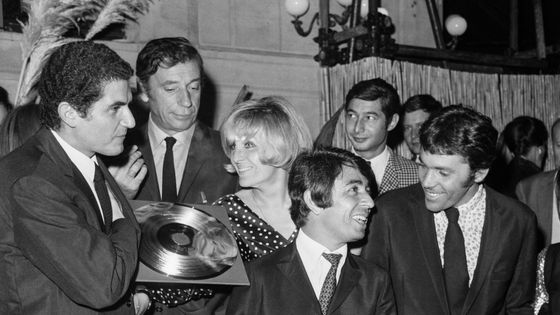 Disque de platine pour 'Un homme et une femme' avec Claude Lelouch, Yves Montand, Nicole Croisille, Francis Lai et Pierre Barouh le 14 septembre 1967. ©Getty - KEYSTONE-FRANCE/Gamma-Rapho