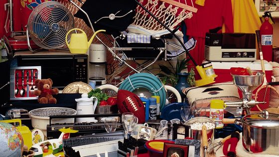 Bric-à-brac sur un marché aux puces ©Getty