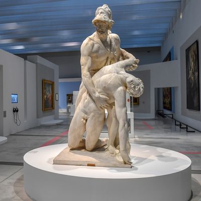 Une statue antique représentant Ménélas soutenant Patrocle, au musée du Louvre-Lens en juillet 2019