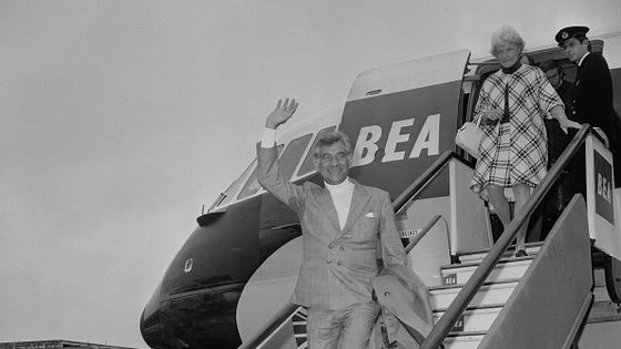 Leonard Bernstein à l'aéroport d'Heathrow, Londres ©Getty - George Stroud/Daily Express