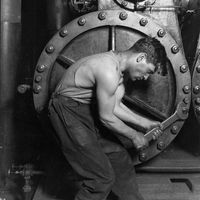 Cliché de Lewis Hine (1874–1940), photographe et sociologue progressiste américain. Il s'engage notamment via la photographie contre le travail des enfants.