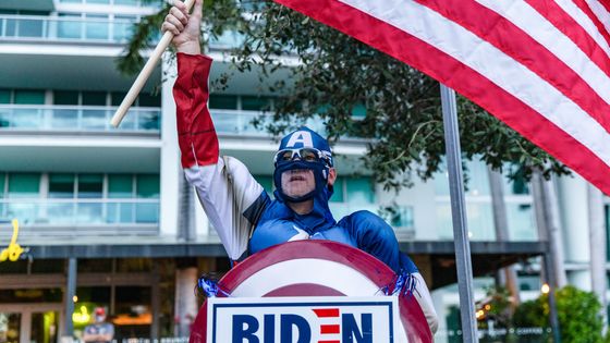 Un supporter de Joe Biden en 2015, déguisé en Captain America ©Getty - Adam DelGiudice/SOPA Images/LightRocket