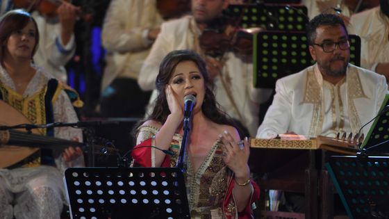 Dorsaf Hamdani durant le show "De Carthage à Séville" pour l'ouverture du 54ème Festival International de Carthage le 13 Juillet 2018. ©AFP - FETHI BELAID