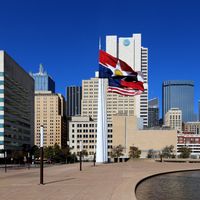 Drapeaux de la ville de Dallas, de l'état du Texas, des Etats-Unis d'Amérique sur la place Akard à Dallas, Texas