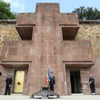 La croix de Lorraine au mémorial du mont Valérien, le vétéran Hugues Goudon de La Lande, 18 juin 2020.