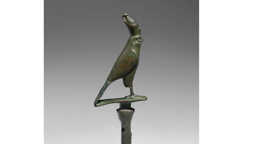 Faucon Horus sur son pavois, enseigne miniature Basse époque Bronze, 17,9 x 2,1 x 5,9 cm Aix-en-Provence, Musée Granet