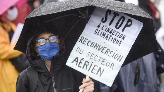 Une manifestante lors d'un rassemblement contre la hausse du trafic aérien à l'aéroport de Nantes-Atlantique dans la ville de Bouguenais près de Nantes le 3 octobre 2020 ©AFP - Sébastien SALOM-GOMIS