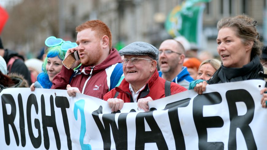 20 février 2016, Dublin, République d'Irlande : des citoyens irlandais manifestent contre des mesures d'austérité mettant en cause la gratuité de l'eau sur le territoire irlandais.