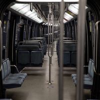 Le 17 octobre : un métro vide, après l'instauration du couvre-feu à Paris.