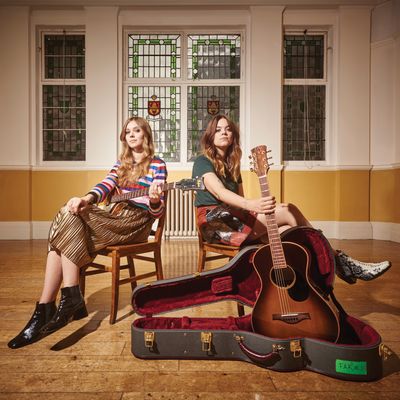 Portrait de Klara Soderberg (à droite) et Johanna Soderberg du groupe indépendant suédois First Aid Kit, à Londres le 3 novembre 2017.