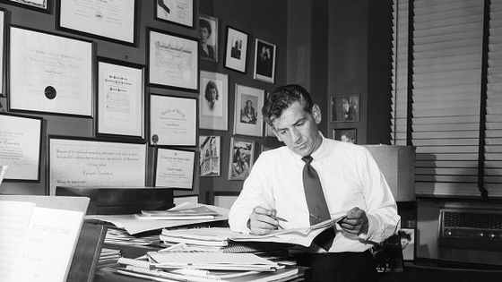 Portrait de Leonard Bernstein dans son appartement de Manhattan ©Getty - Bettmann