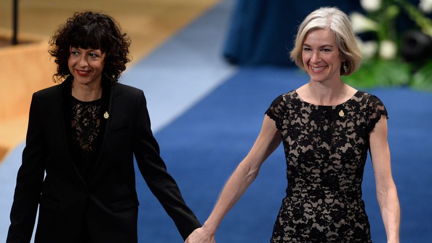 Les chercheuses Emmanuelle Charpentier et Jennifer Doudna lauréates du Nobel 2020 de chimie pour leurs travaux sur une méthode d'édition du génome. Photo prise en 2015 en Espagne lors de la remise du prix Princesse des Asturies.