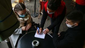 À Paris, les clients doivent désormais donner leurs coordonnées pour s'installer dans un restaurant. 