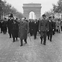 Winston Churchill et le général Charles de Gaulle au défilé du jour de l'armistice français à Paris, le 11 novembre 1944.