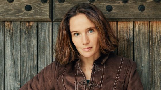 La pianiste Hélène Grimaud : son nouveau disque est consacré à Mozart. Enregistré avec la Camerata de Salzbourg dirigée par Valentin Silvestrov, il est paru chez Deutsche Grammophon - Photo by Mat Hennek / DG