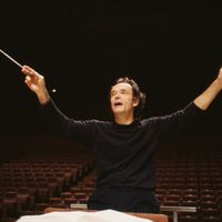 Le chef d'orchestre Jean-Claude Casadeusu dirige une répétition en 1990