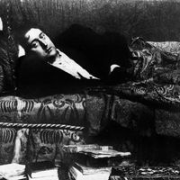 Guillaume Apollinaire sur son divan à Paris en 1909.