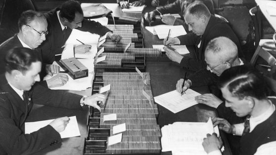 Assesseurs préparant les élections législatives et le référendum du 18 mars 1936, organisé pour faire approuver par la population allemande la remilitarisation de la Rhénanie ©Getty - Weinrother/FPG/Archive Photos