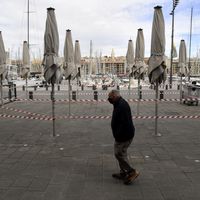 Terrasse de restaurant fermée près du vieux port de Marseille, le 28 septembre