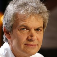 L'écrivain et éditeur Jean-Marc Roberts sur le plateau de l'émission "Vol de Nuit" sur TF1, le 29 août 2006, où il est venu présenter son livre "Cinquante ans passés".