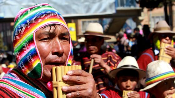 L’Orquesta Experimental de Instrumentos Nativos fête ses 40 ans. Cet orchestre, sans doute le plus connu de Bolivie, s'est fixé une mission originale : jouer des œuvres composées aujourd'hui, sur instruments traditionnels des Andes. Retour vers le ©Getty - José Luis Quintana / Contributeur