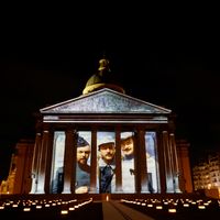 Cérémonie d'entrée au Panthéon de l'écrivain Maurice Genevoix : les visages de soldats de la Première guerre mondiale sont projetés sur la façade du monument. 11/11/2020