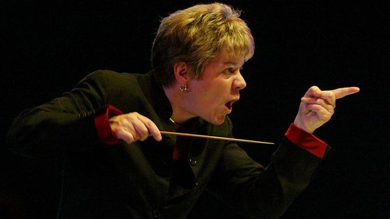 La cheffe d'orchestre Marin Alsop dirige l'Orchestre philharmonique de Los Angeles en 2001 ©Getty - Anne Cusack / Los Angeles Times