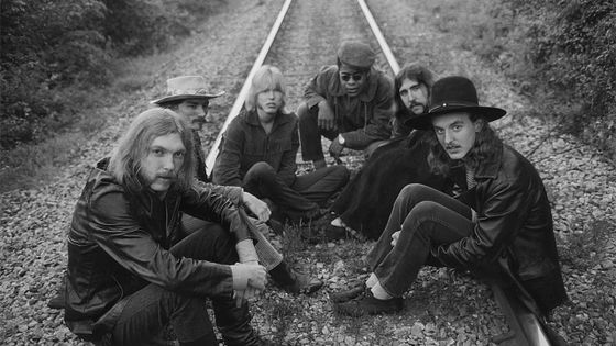 Le groupe de rock The Allman Brothers : de gauche à droite Duane Allman, Dickey Betts, Gregg Allman, Jai Johanny Johanson, Berry Oakley and Butch Trucks le 5 mai 1969 près de Macon, Géorgie ©Getty - Michael Ochs Archives