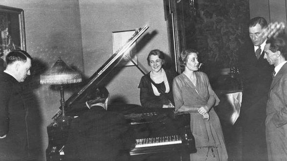 Goebbels (droite) et Hitler (gauche) à côté de son ami et pianiste Putzi
