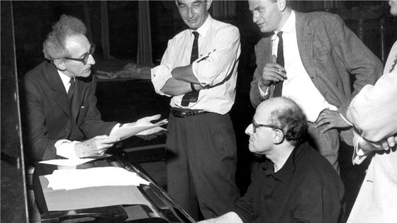 Souvenirs d'enregistrement du "Boeuf sur le toit" été 1958, de gauche à droite Jean Cocteau, Francis Cremieux, Norbert Gamsbon, Jean Wiener au piano ©Getty - Jean MAINBOURG/Gamma-Rapho