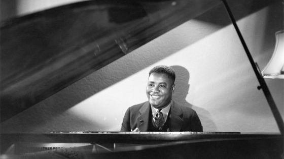 Le pianiste américain de jazz, Art Tatum (1910-1956) assis devant un grand piano de concert ©Getty - Hulton-Deutsch Collection/CORBIS/Corbis