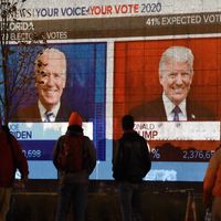 Des Américains regardent les résultats de l'élection présidentielle sur un écran géant installé sur une place récemment rebaptisée "Black lives matter plaza"