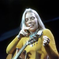 Joni Mitchell, auteure-compositrice-interprète, musicienne, chanteuse et peintre, en 1970.