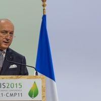 Laurent Fabius à la tribube de la COP 21
