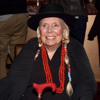 Joni Mitchell, auteure-compositrice-interprète, musicienne, chanteuse et peintre, à la Fondation Jazz pour un hommage qui lui a été rendu au Vibrato le 10 novembre 2019 à Los Angeles, Californie.