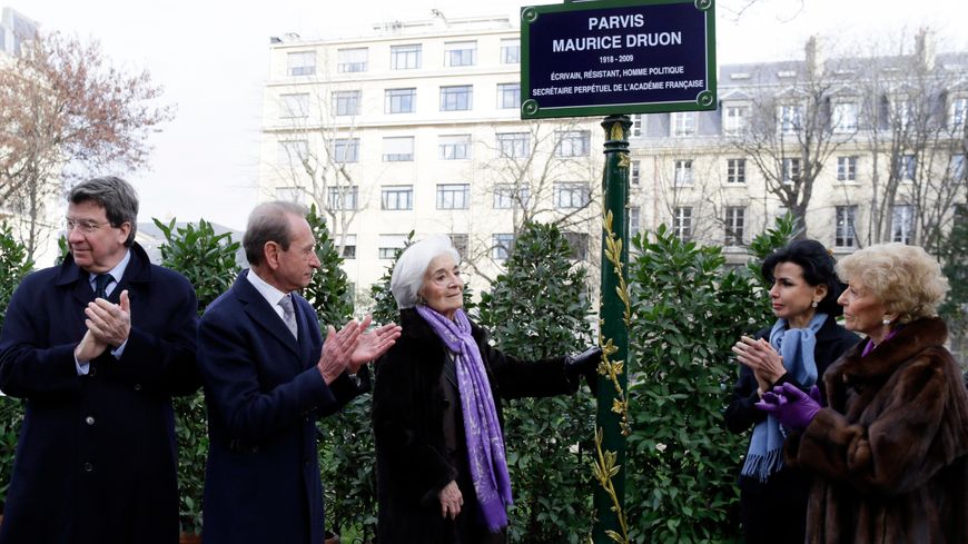 Plaque posée en hommage à Maurice Druon, académicien et résistant, en présence de Xavier Darcos, Bertrand Delanoë, la veuve de Maurice Druon, Rachida Dati et Hélène Carrère d'Encausse.