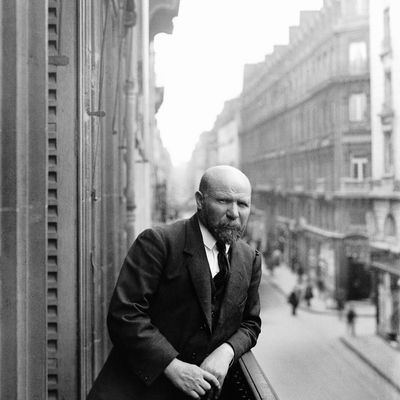 1914 : Albert Kahn (1860-1940) au balcon de sa banque, 102 rue de Richelieu à Paris.