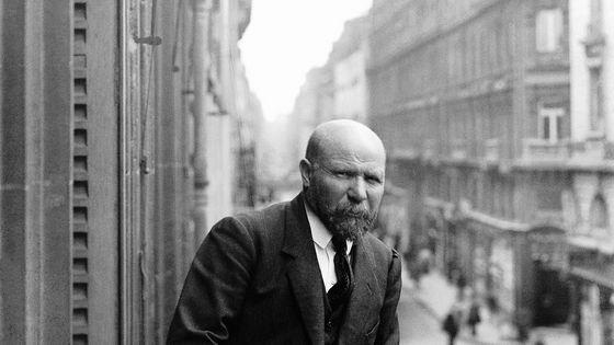 1914 : Albert Kahn (1860-1940) au balcon de sa banque, 102 rue de Richelieu à Paris. - Georges Chevalier / CD92/ Albert Kahn ; musée et jardin départementaux