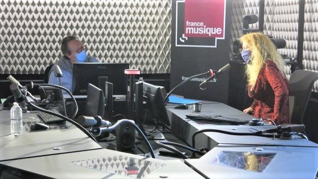 France Musique, studio 451... Le producteur Benoît Duteurtre & Émeline Bayart, pétillante comédienne-chanteuse (g. à d.)