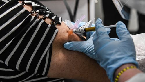 Vaccination contre le Covid-19 : l'Italie espère commencer fin janvier, les États-Unis avant la mi-décembre